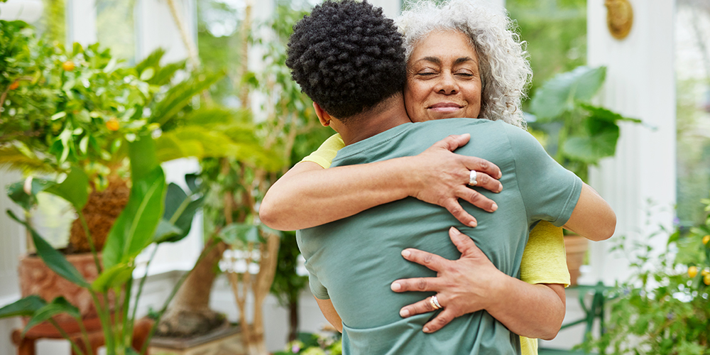 Paciente abrazando a un cuidador en un cálido abrazo, en casa. Paciente abrazando a un cuidador en un cálido abrazo, en casa.